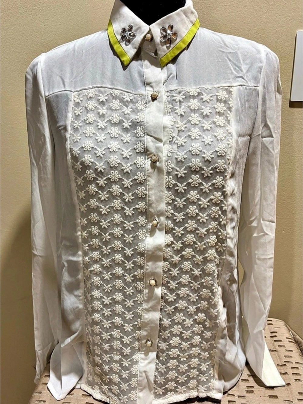 VEOCF Floral Embroidered Button Down in White